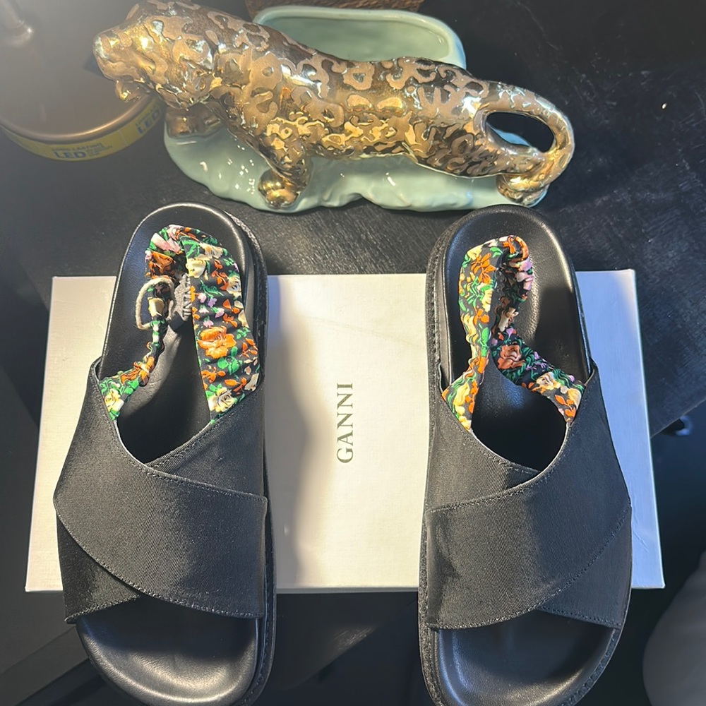 Gianni sandals size 7 never used